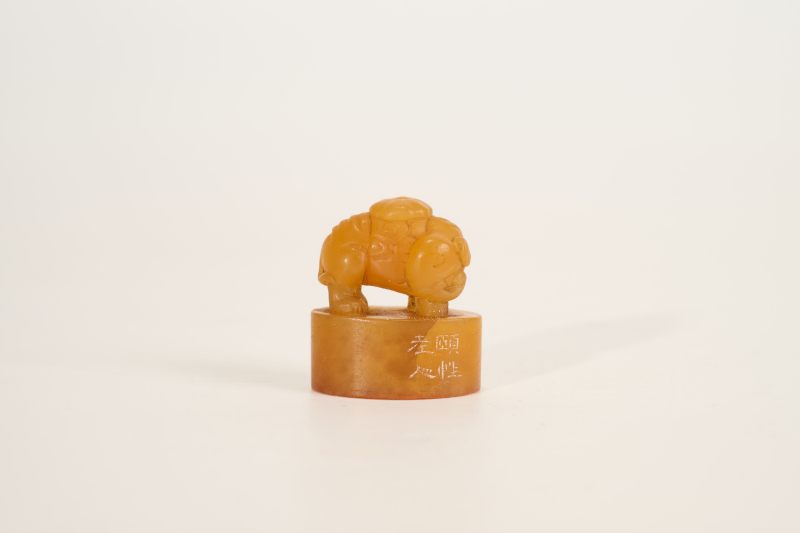 Lot1014 清 颐性老人阮元款田黄象钮印章 - 图2