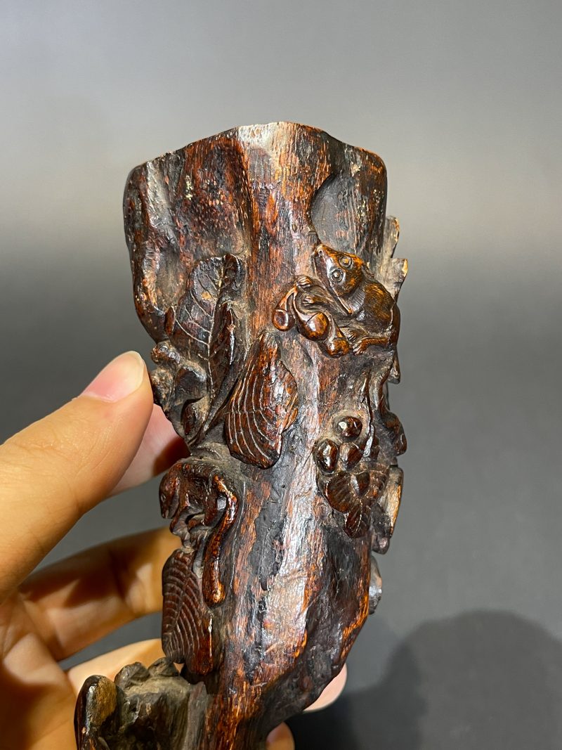 明晚期 沉香木松鼠葡萄纹花插 - 图8