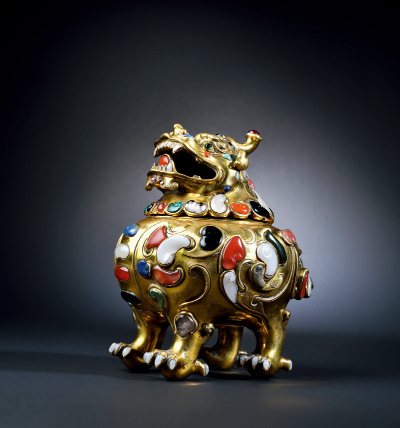 清乾隆 铜鎏金嵌百宝甪端香熏