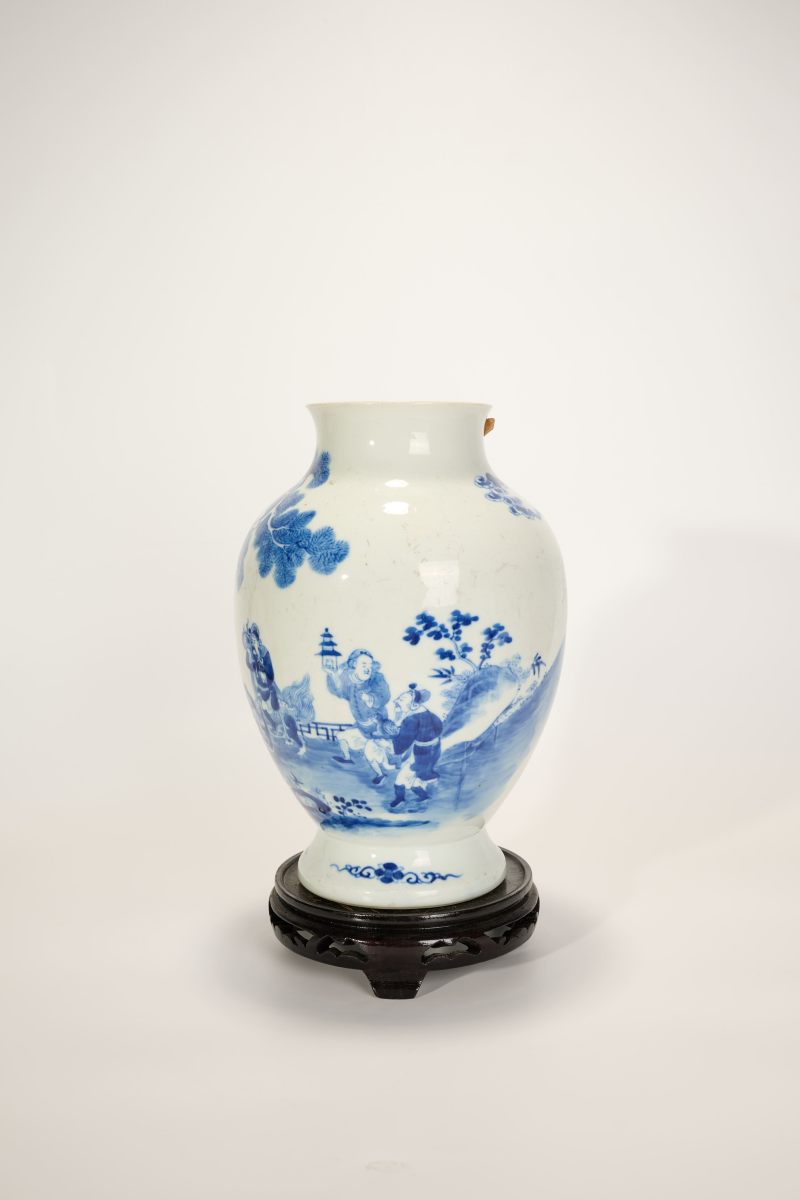 Lot832 清 青花蛮人献宝图瓶 - 图3