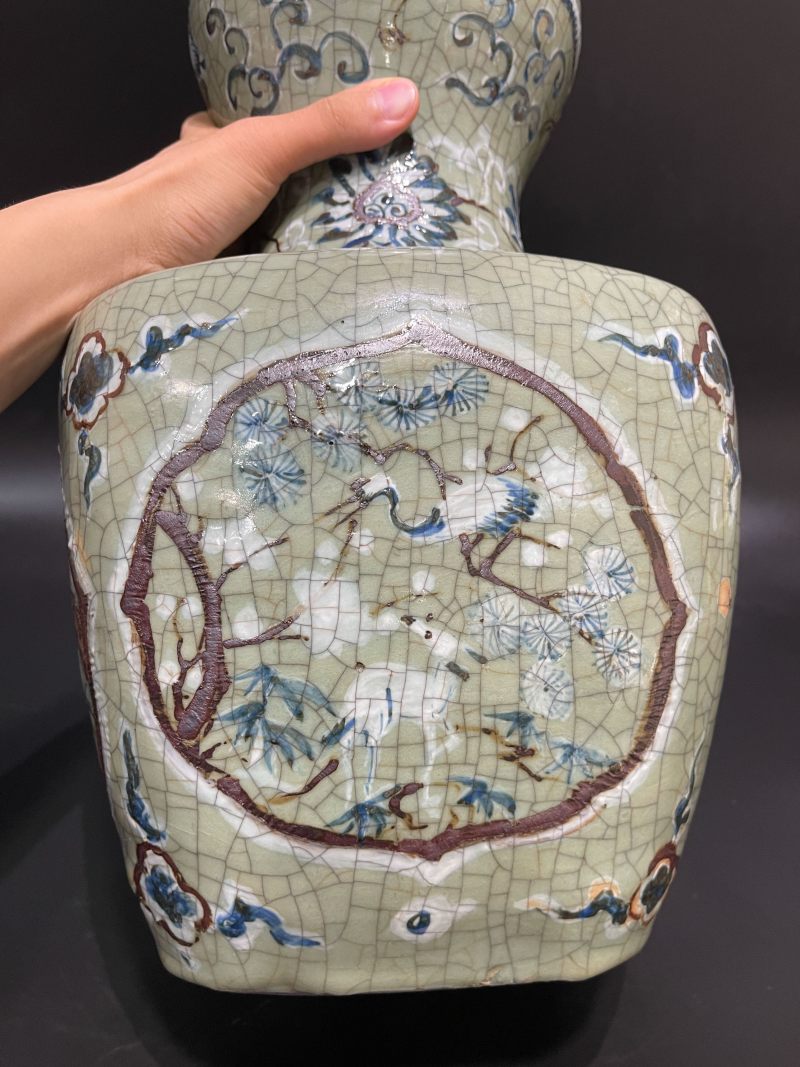 明嘉靖 仿官釉堆白青花铁锈花松鹤延年纹大葫芦瓶 - 图15