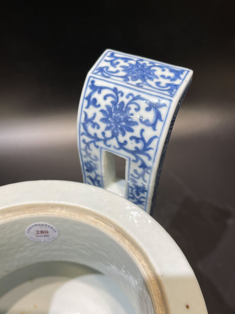 清 青花莲托八宝纹朝冠耳炉 - 图18