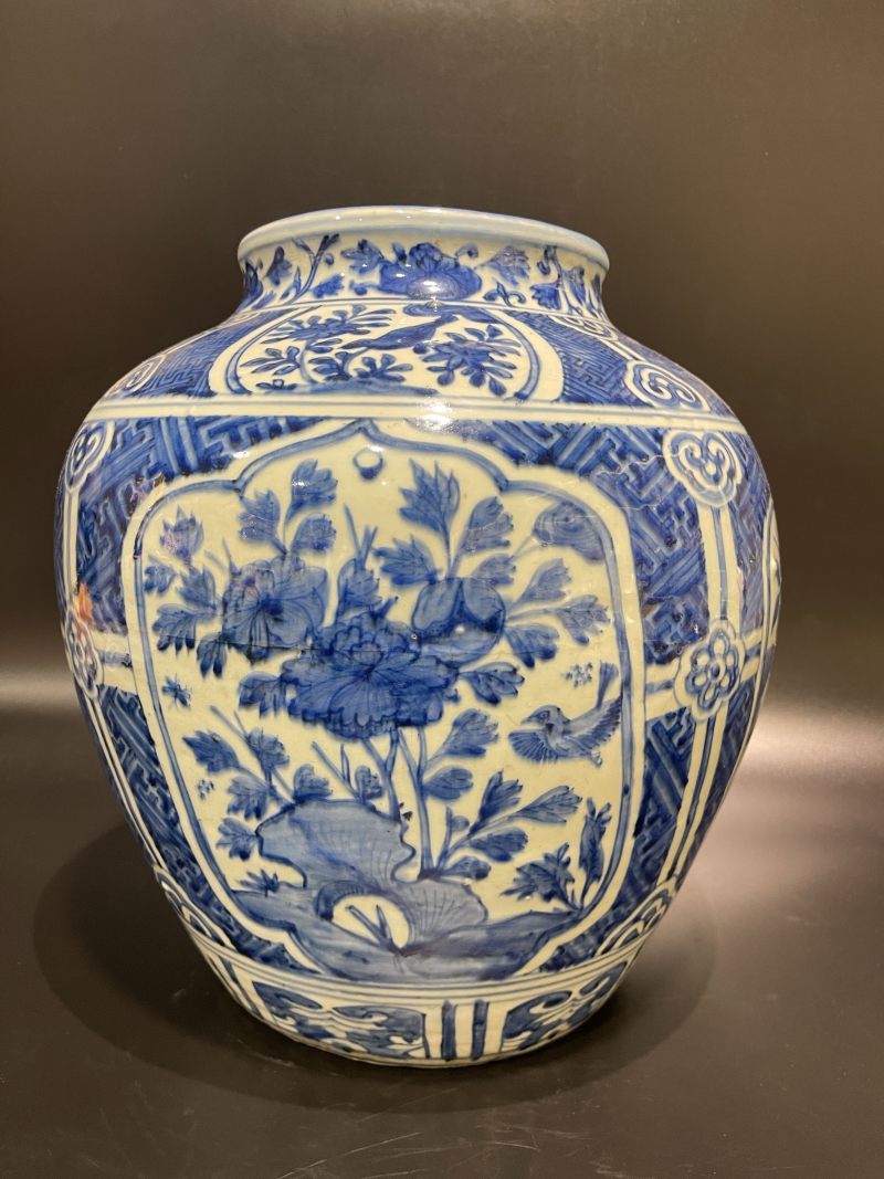 明万历 青花锦地开光花鸟纹大罐 - 图4