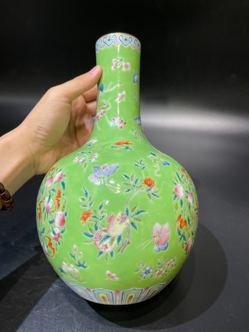 清中期 秋葵绿地洋彩蝠桃蝶恋花纹天球瓶 - 图4
