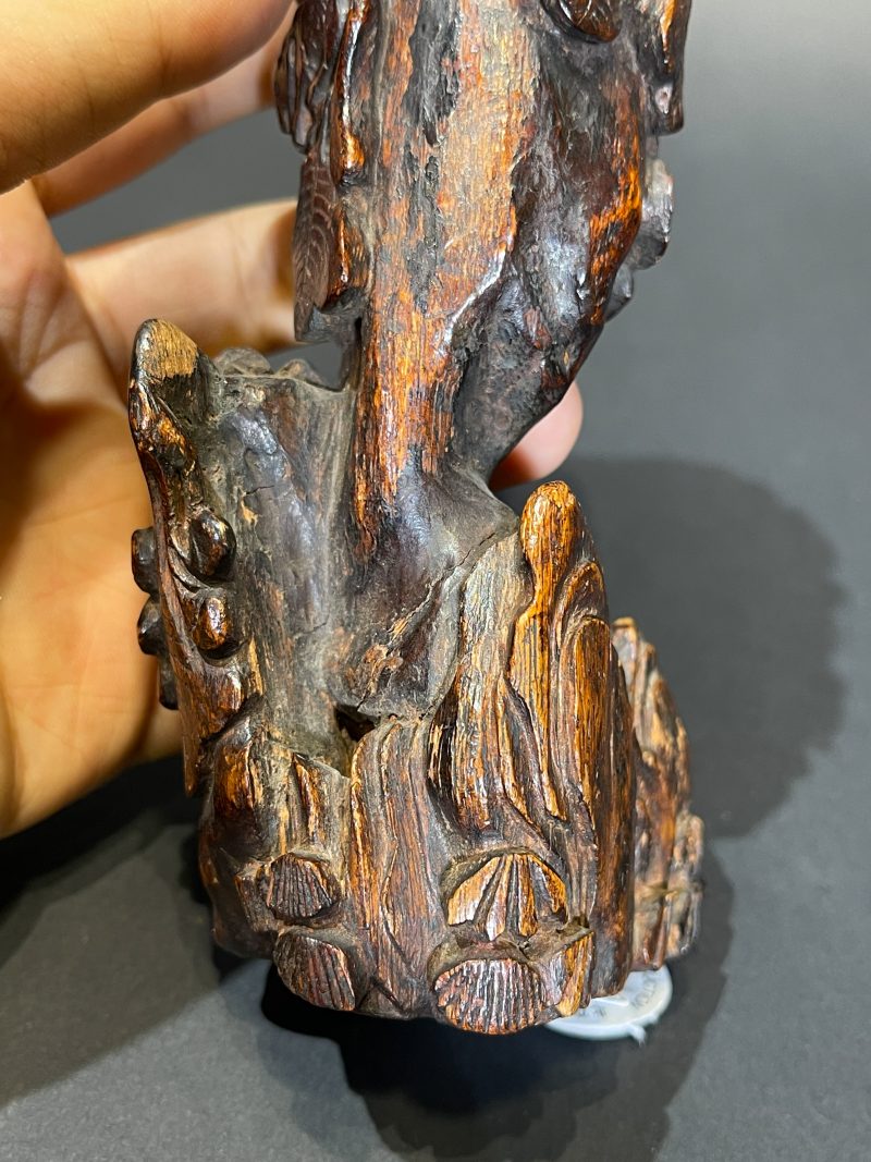 明晚期 沉香木松鼠葡萄纹花插 - 图9