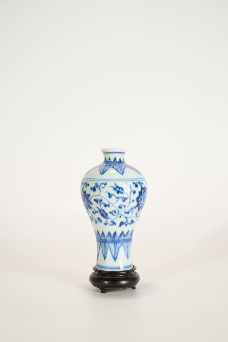 Lot852 清雍正 青花缠枝莲纹梅瓶 - 图2