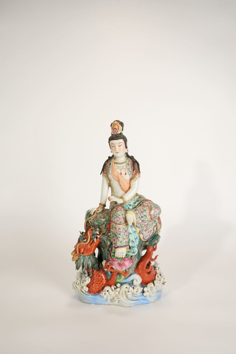 Lot835 清 粉彩坐龙观音一尊 - 图2