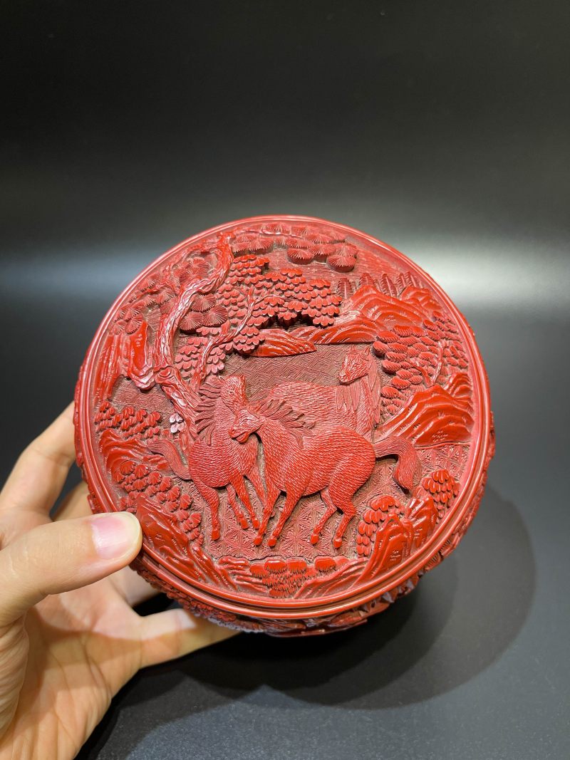 清乾隆 剔红骏马、瑞兽图小捧盒 - 图5