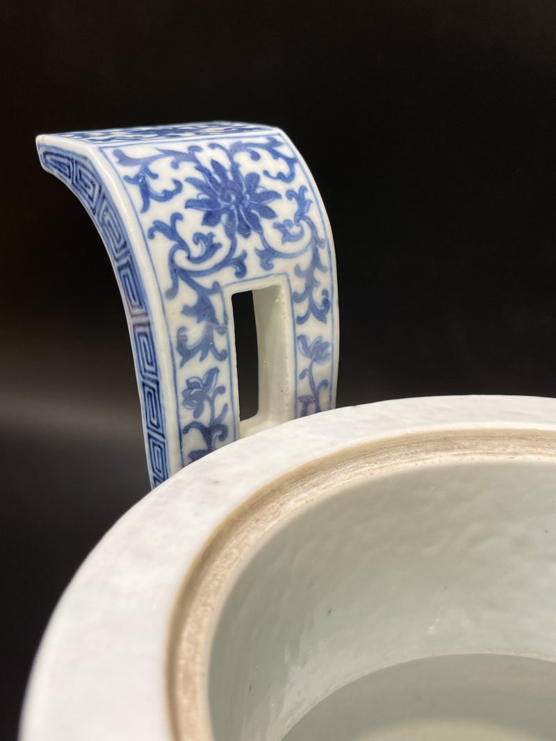 清 青花莲托八宝纹朝冠耳炉 - 图19
