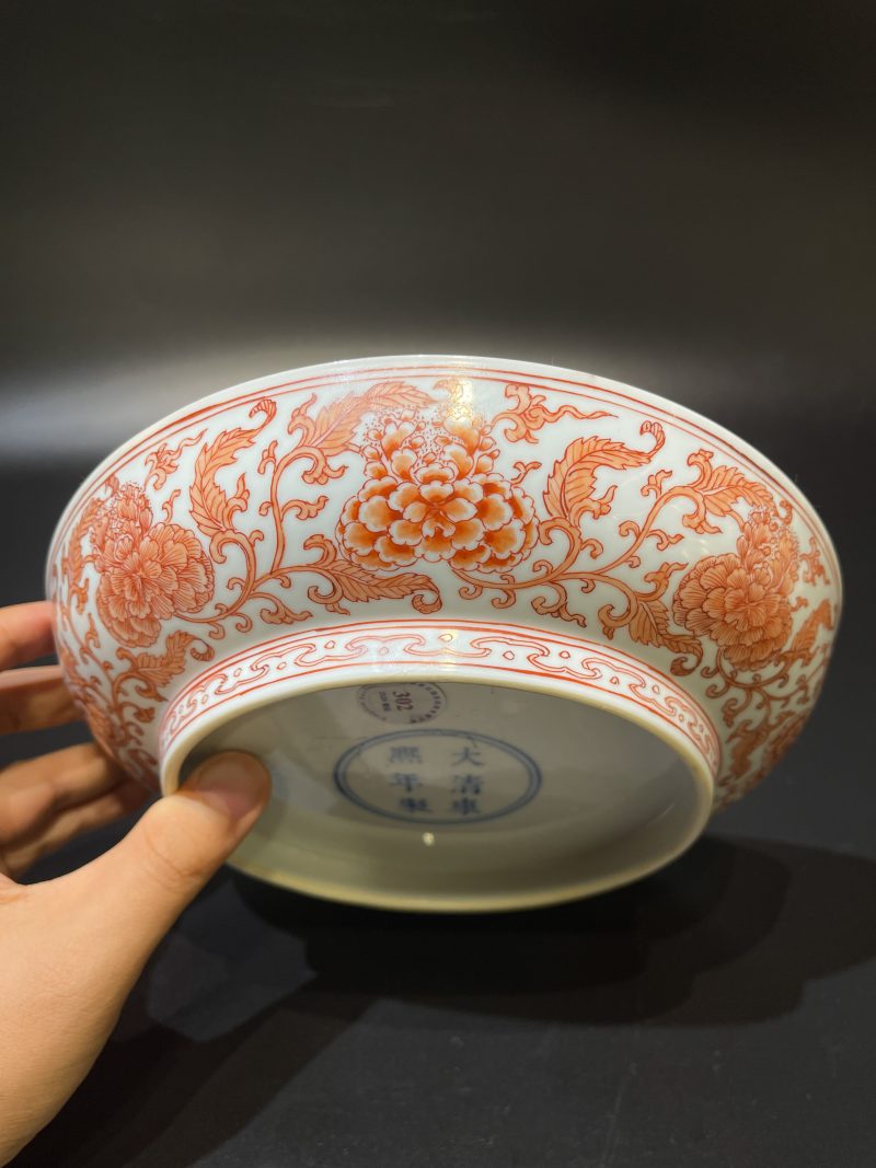 清康熙 矾红彩缠枝牡丹纹盘 - 图8