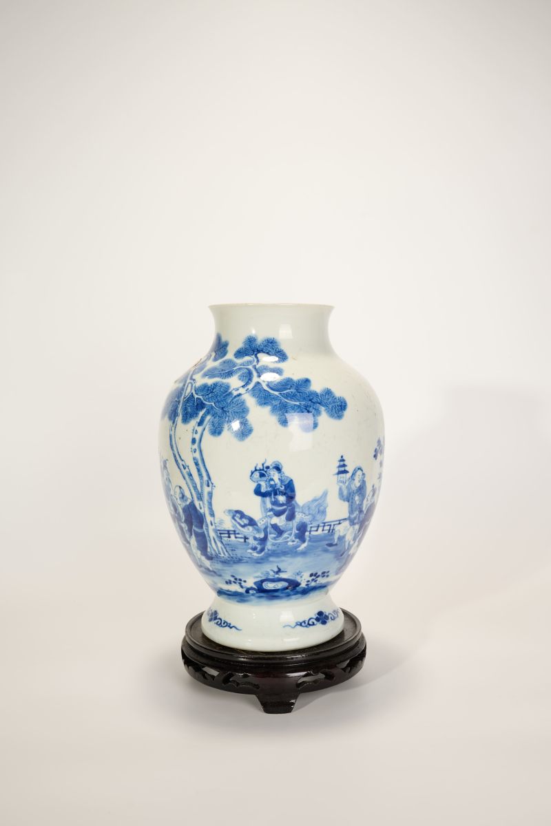 Lot832 清 青花蛮人献宝图瓶 - 图4