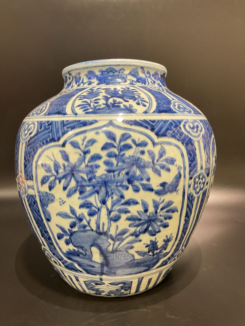 明万历 青花锦地开光花鸟纹大罐 - 图5