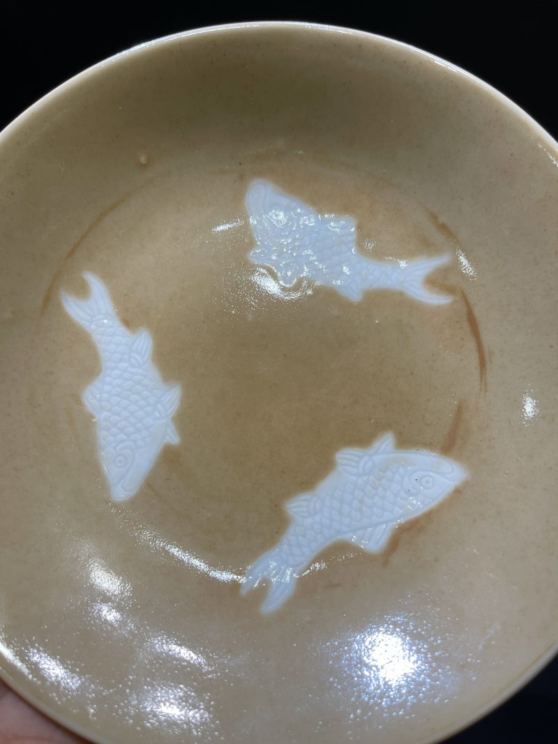 清乾隆 米黄釉地留白暗刻三鱼纹盘一对 - 图4