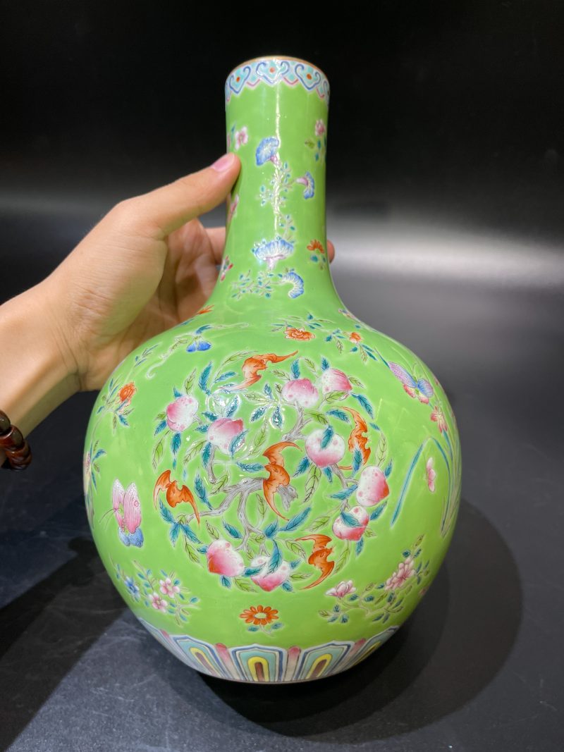 清中期 秋葵绿地洋彩蝠桃蝶恋花纹天球瓶 - 图5