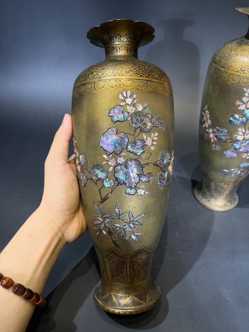 清 铜芝山嵌花卉纹花瓶一对 - 图3