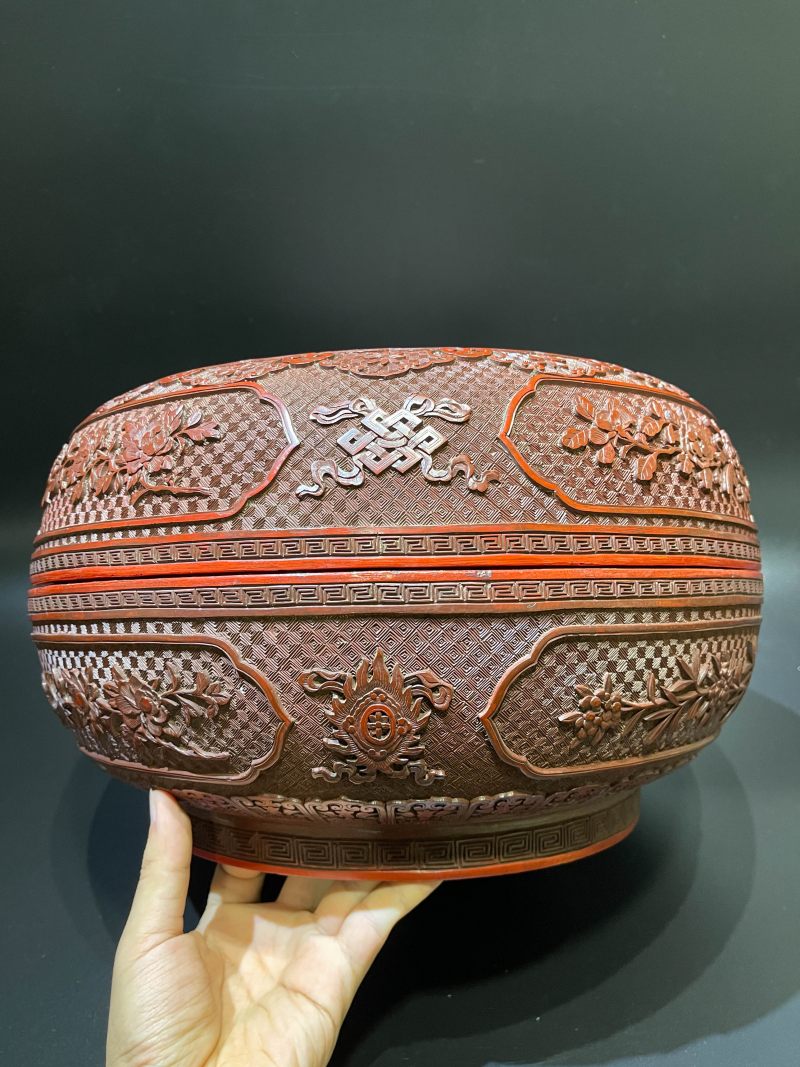 清乾隆 剔红三英战吕布、八宝花卉纹捧盒 - 图4