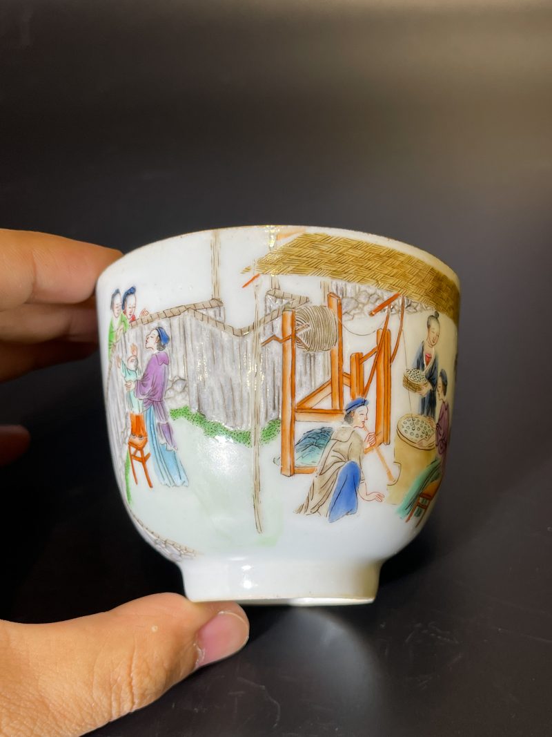 清中期 粉彩耕织图诗文杯 - 图8
