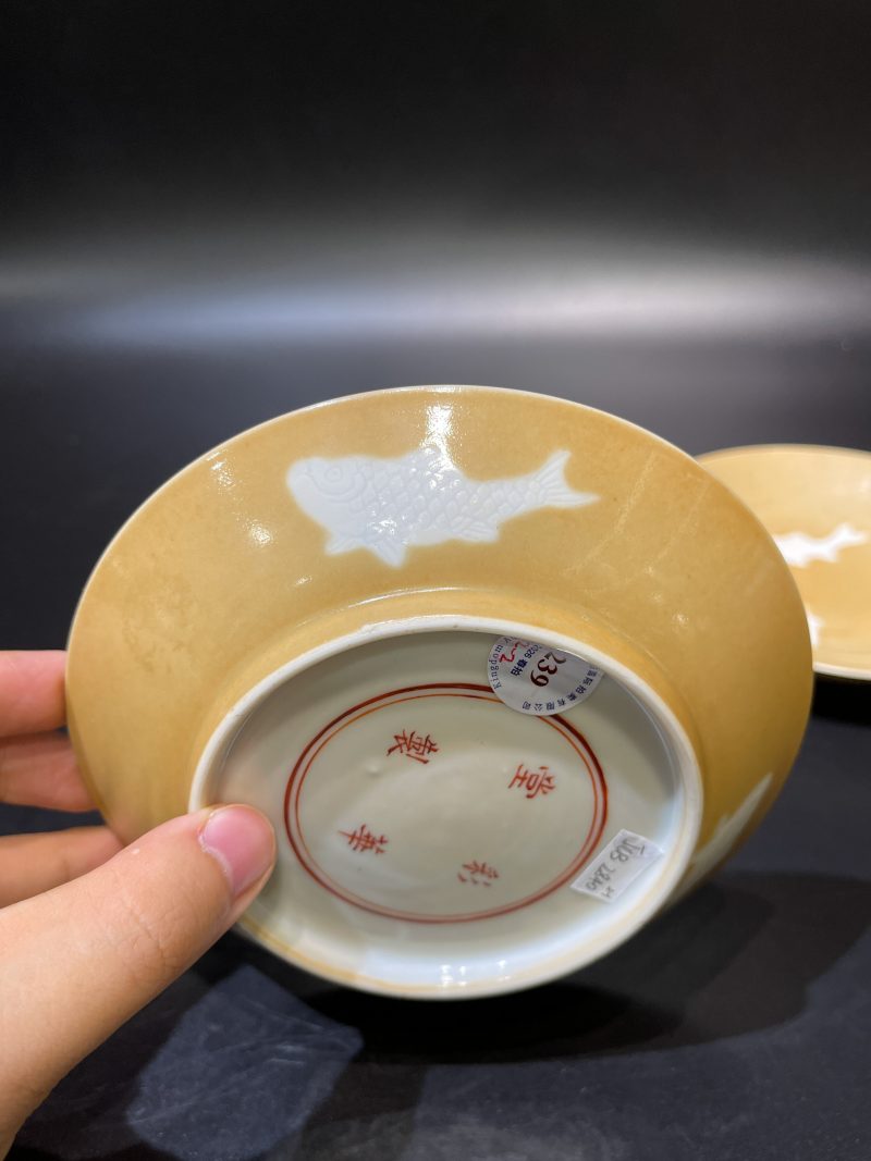 清乾隆 米黄釉地留白暗刻三鱼纹盘一对 - 图5