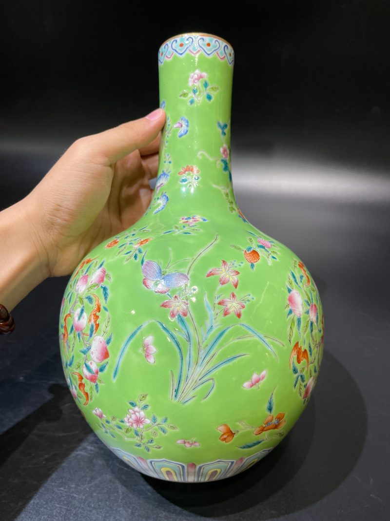 清中期 秋葵绿地洋彩蝠桃蝶恋花纹天球瓶 - 图6