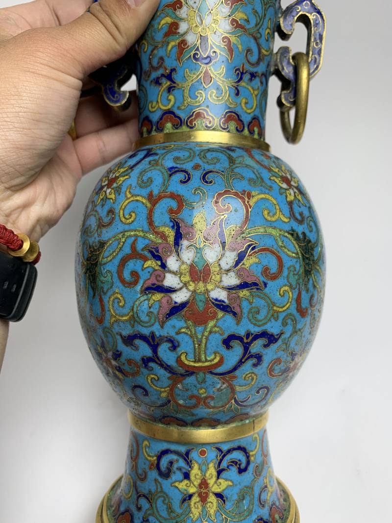 清乾隆 铜胎掐丝珐琅缠枝花卉纹环耳瓶一对 - 图6