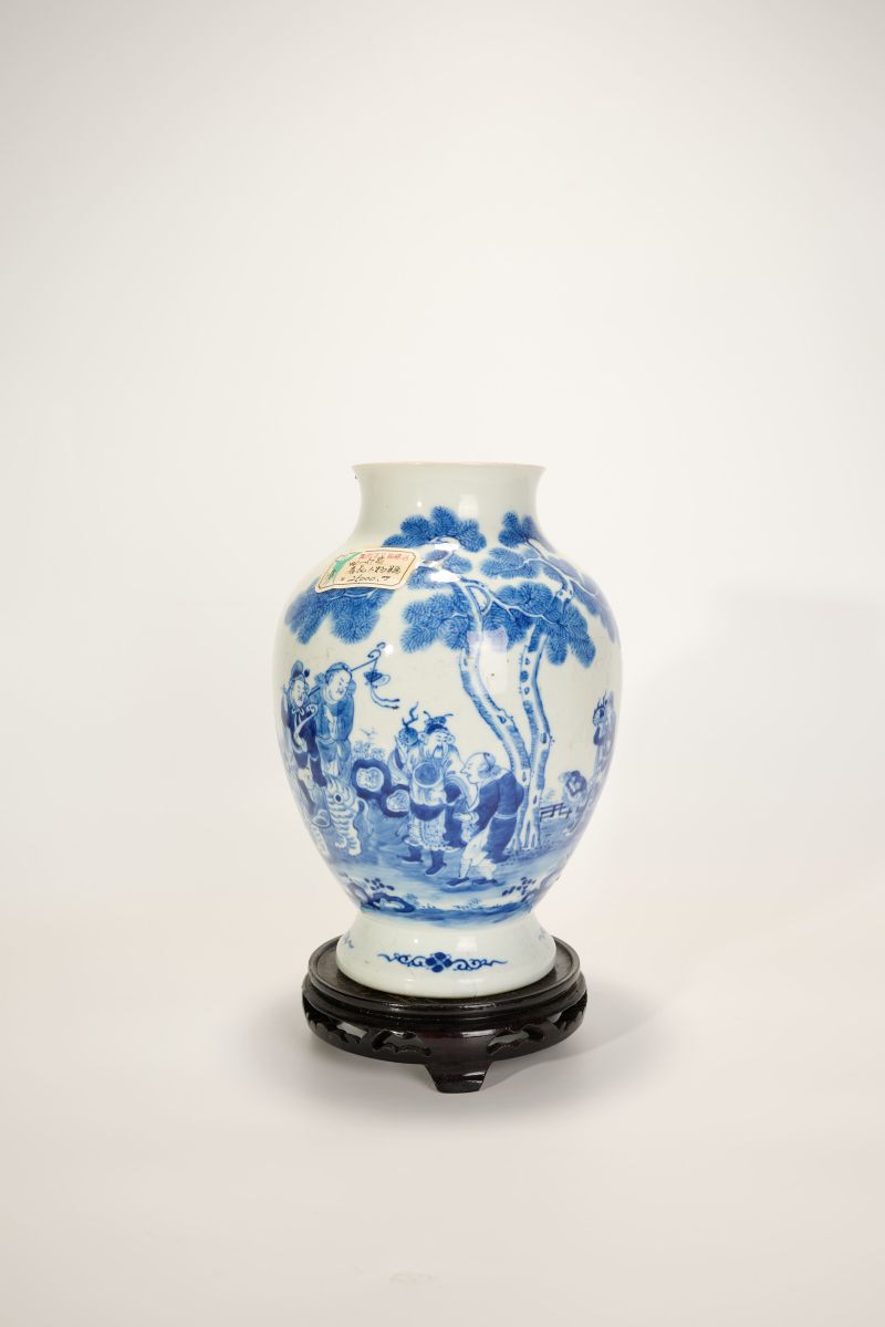 Lot832 清 青花蛮人献宝图瓶 - 图5