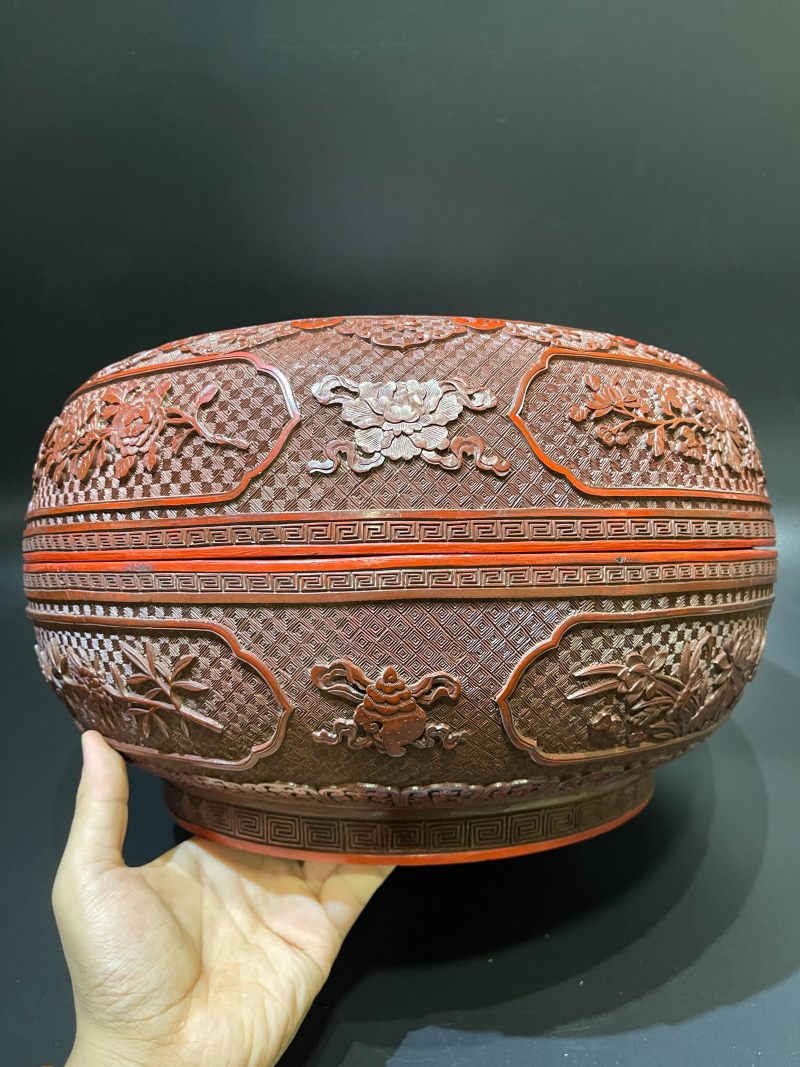 清乾隆 剔红三英战吕布、八宝花卉纹捧盒 - 图5