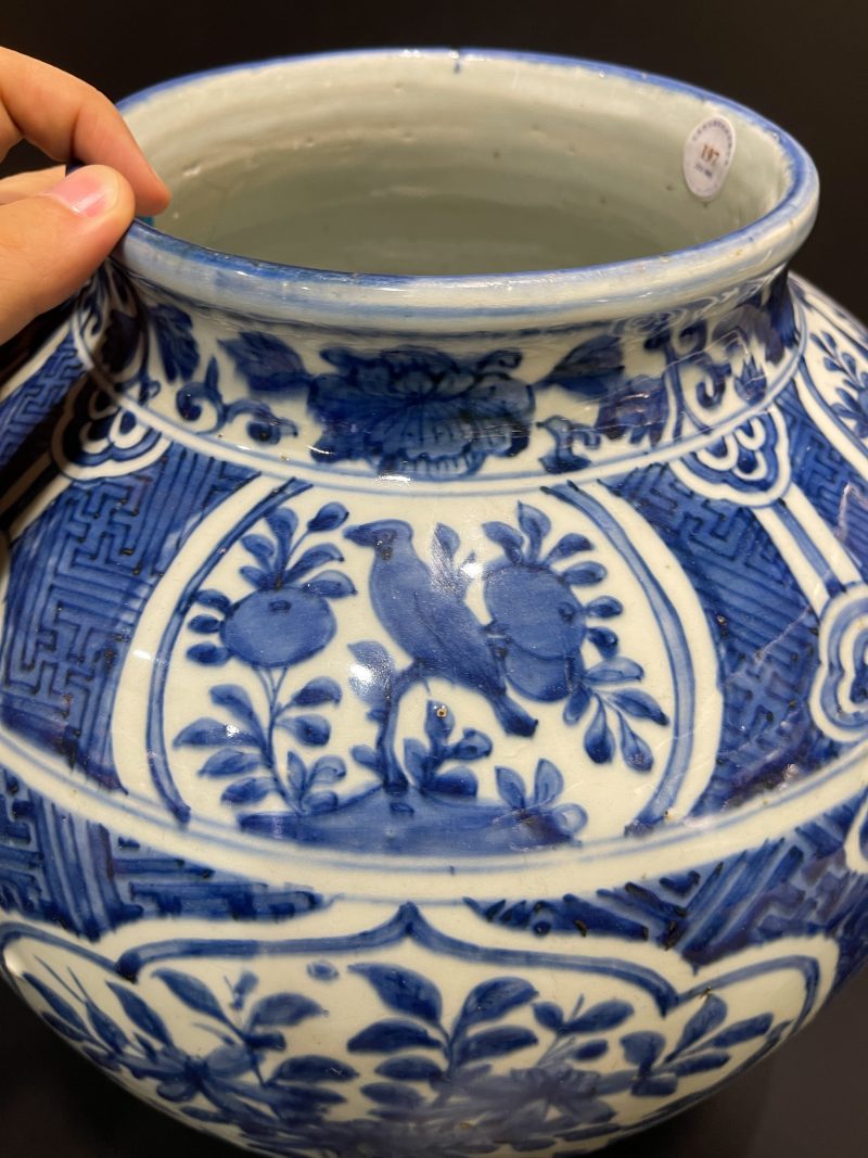 明万历 青花锦地开光花鸟纹大罐 - 图6