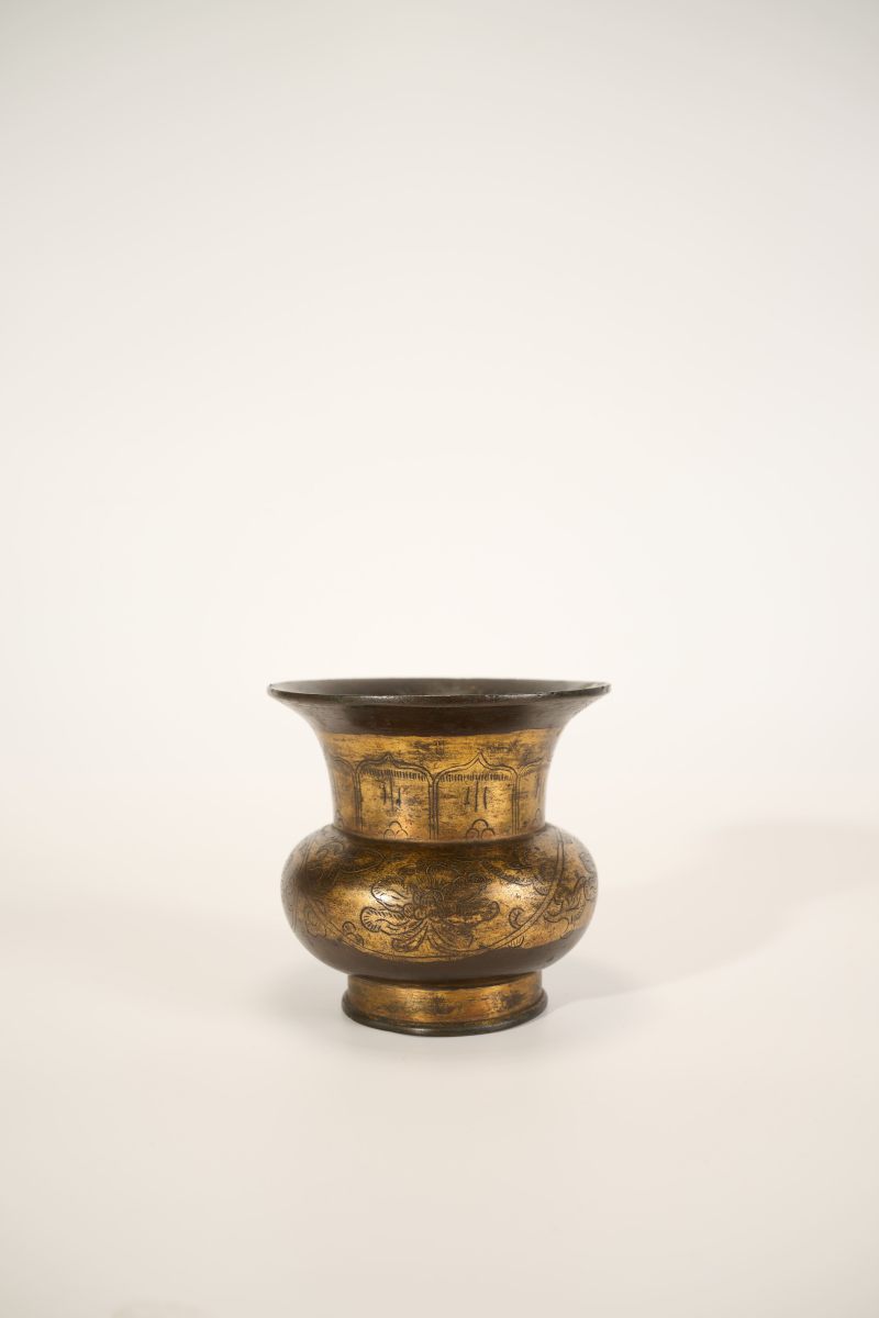 Lot945 明 铜鎏金缠枝莲纹花觚 - 图2