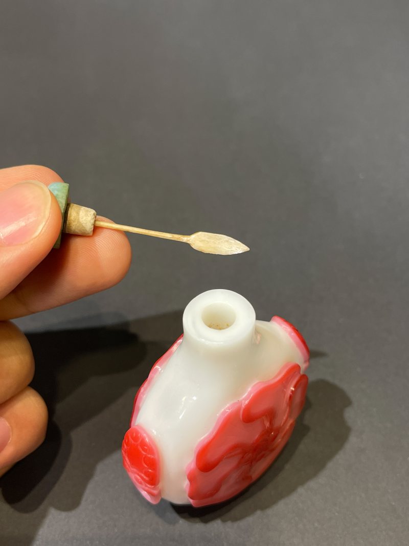 清乾隆 白套红料金葵花双铺首小尊 - 图8