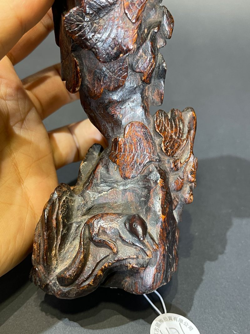 明晚期 沉香木松鼠葡萄纹花插 - 图11