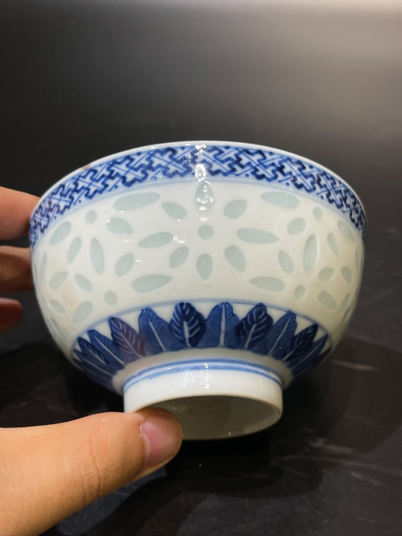 清光绪 青花暗八仙纹玲珑瓷碗 - 图3