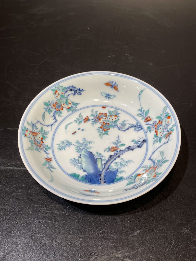 清康熙 斗彩蝶恋花瑞果纹盘 - 图2