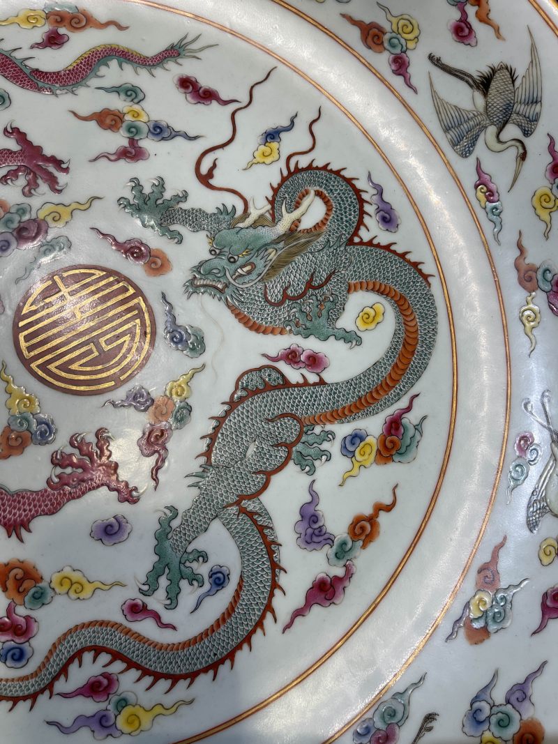 清雍正 粉彩双龙捧寿云鹤纹折腰大盘 - 图5