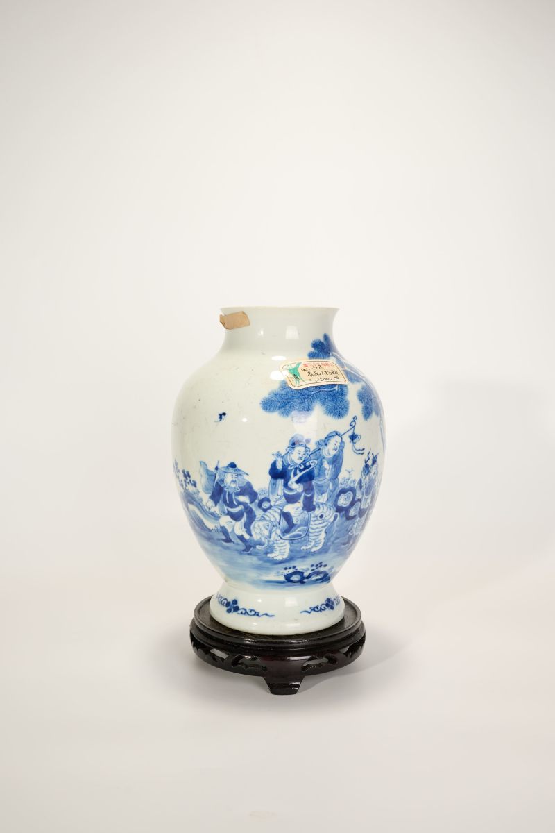 Lot832 清 青花蛮人献宝图瓶 - 图6