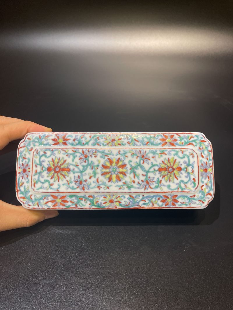 清乾隆 斗彩缠枝莲纹长方文具盒 - 图5