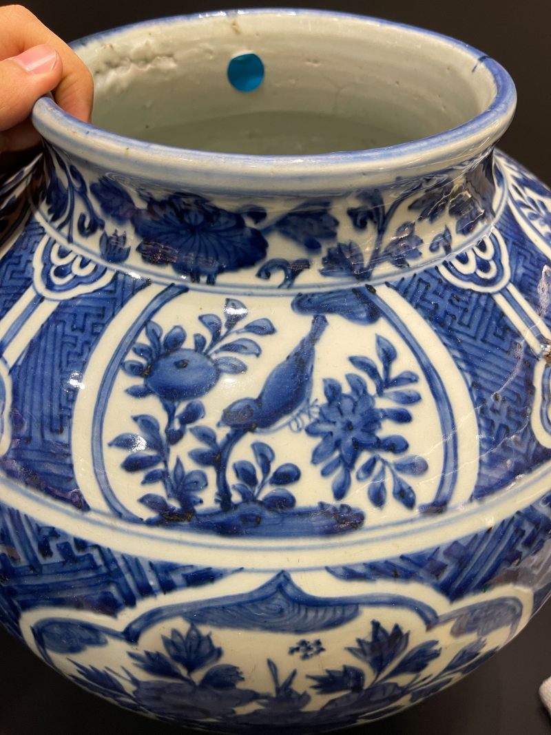 明万历 青花锦地开光花鸟纹大罐 - 图7