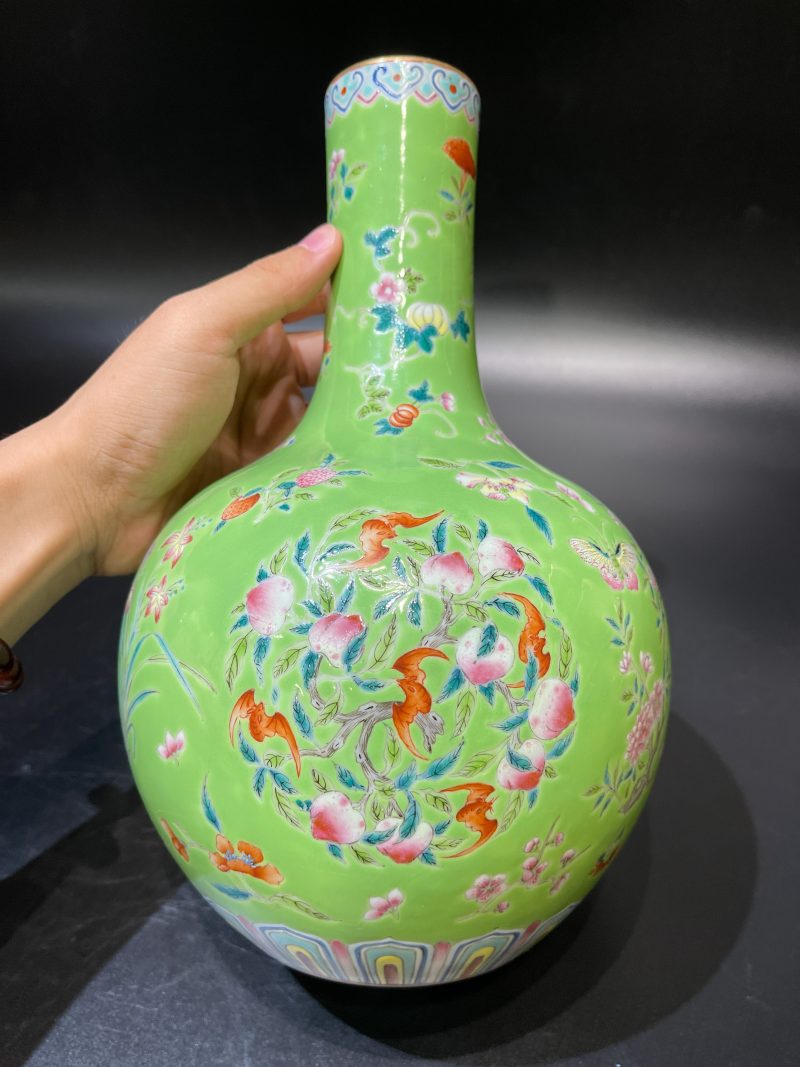 清中期 秋葵绿地洋彩蝠桃蝶恋花纹天球瓶 - 图7
