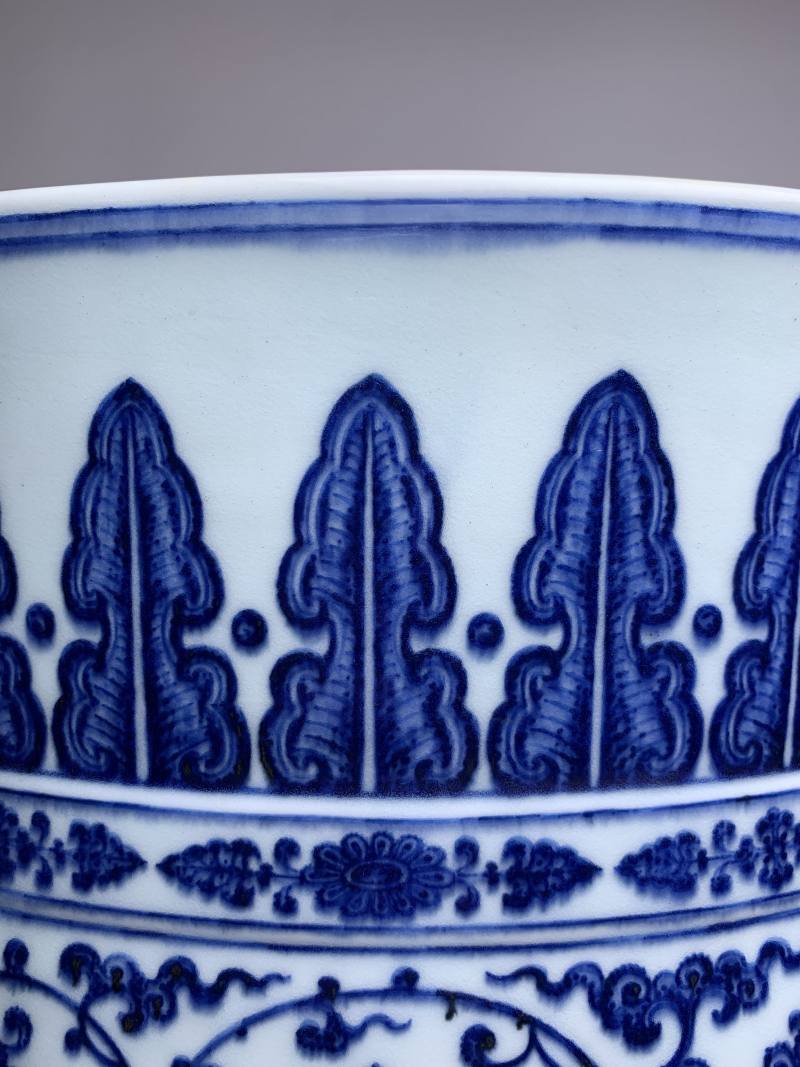 清乾隆 青花缠枝莲双龙耳尊 - 图6