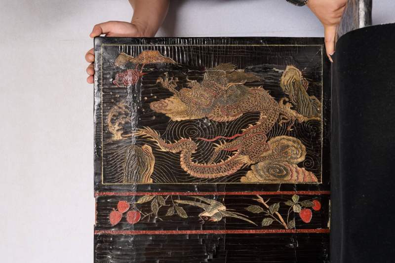 Lot1048 清康熙十二年（1673） 广作三水县知县苏嵋荣寿款彩大屏风 十二扇 - 图18