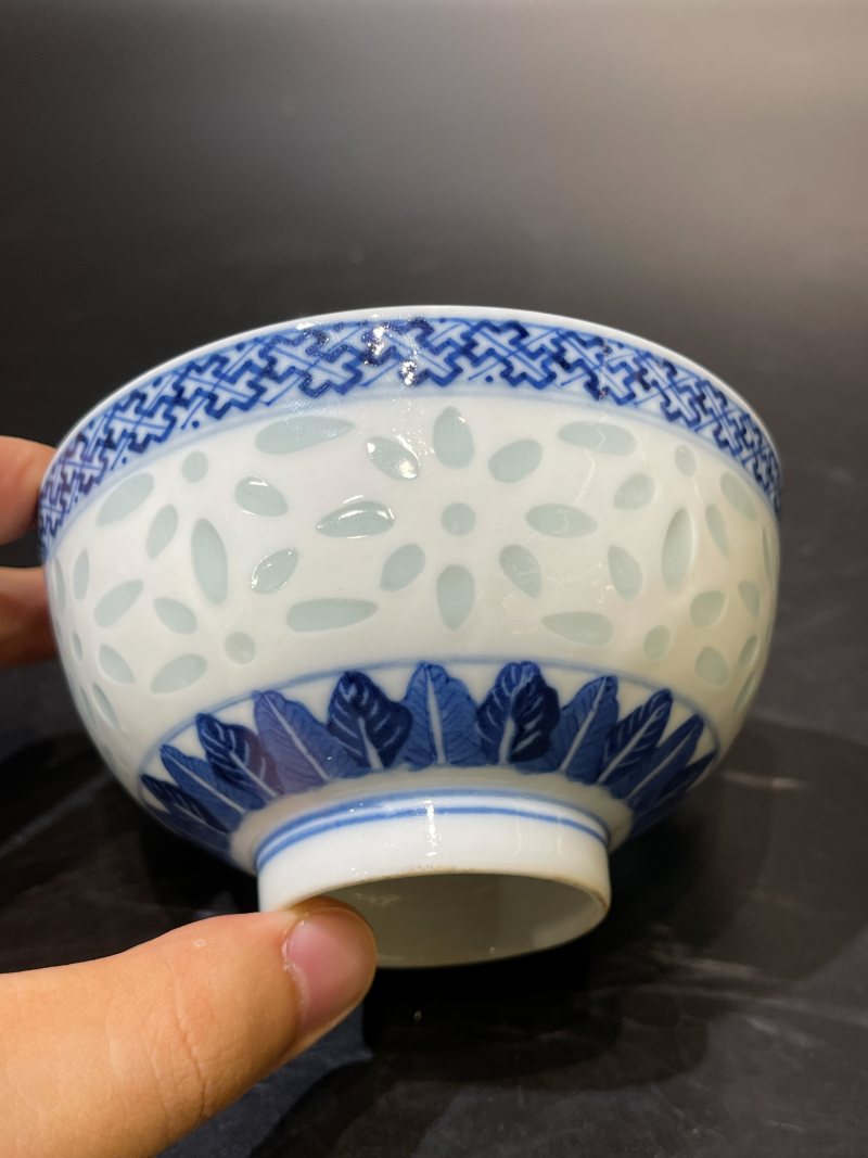 清光绪 青花暗八仙纹玲珑瓷碗 - 图4