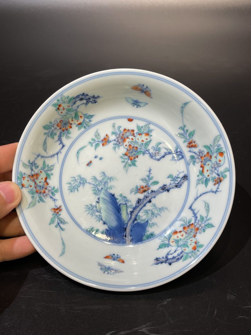 清康熙 斗彩蝶恋花瑞果纹盘 - 图3