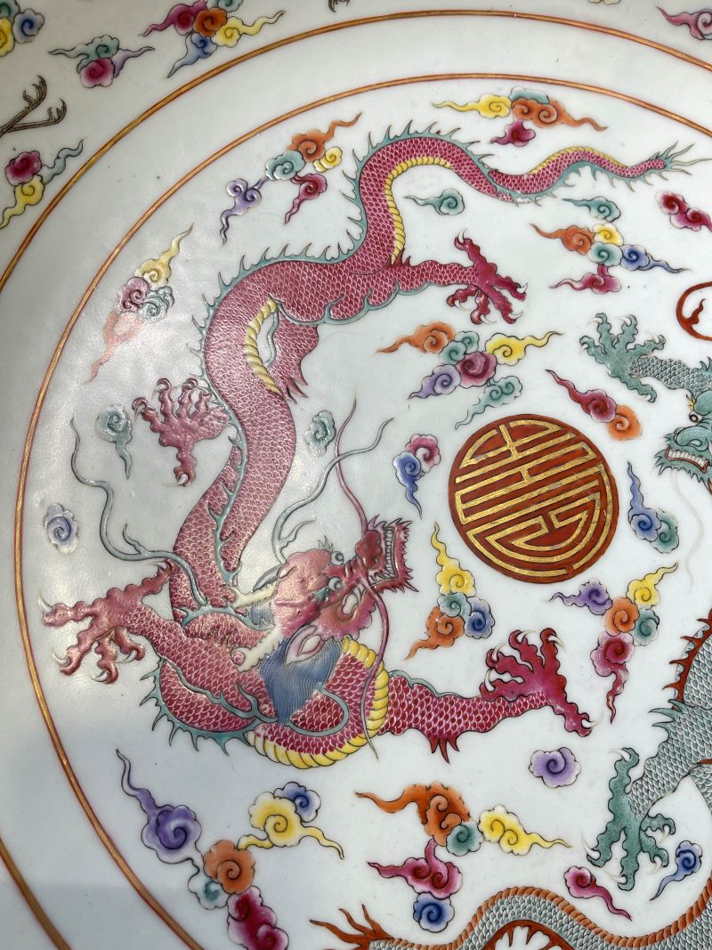 清雍正 粉彩双龙捧寿云鹤纹折腰大盘 - 图6