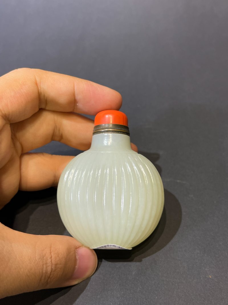 民国 青白玉瓜棱鼻烟壶 - 图5