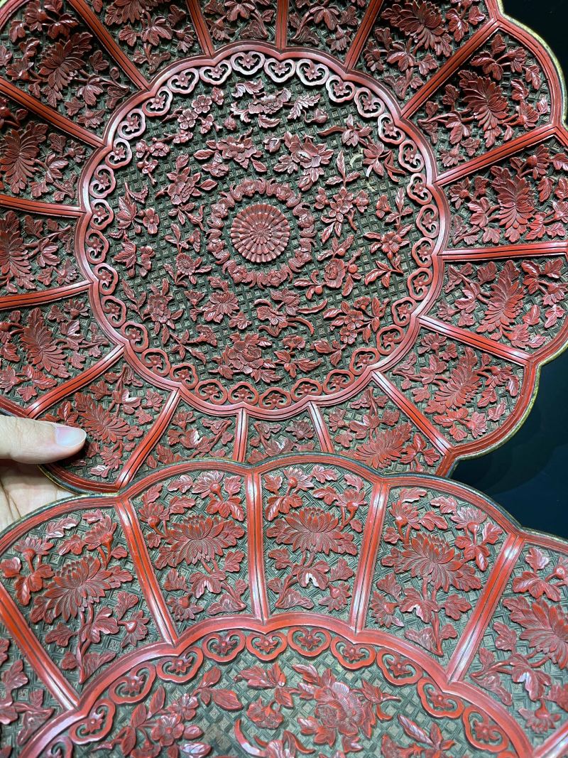 清乾隆 剔彩花卉纹菊瓣盘一对（原镶鎏金口） - 图9