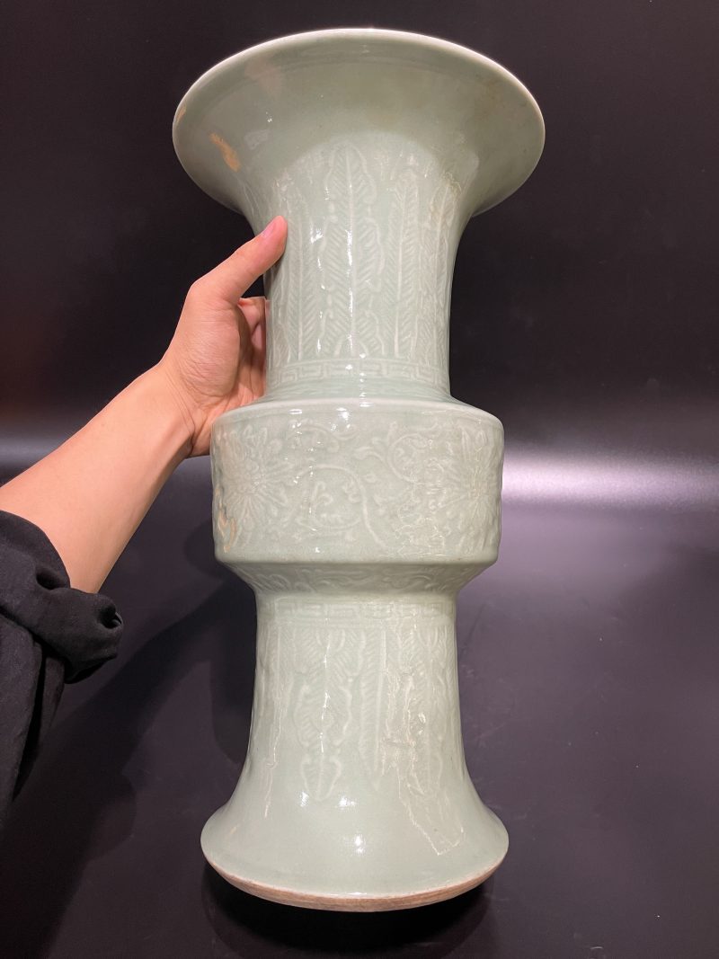 清乾隆 豆青釉浮雕缠枝莲纹花觚 - 图4