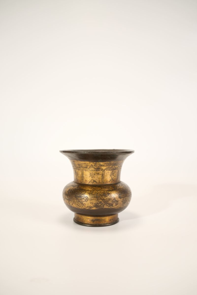 Lot945 明 铜鎏金缠枝莲纹花觚 - 图3