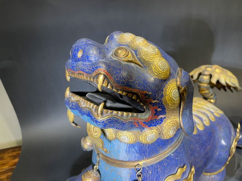 清乾隆 宫廷御制 掐丝珐琅狮形香薰一对 - 图12
