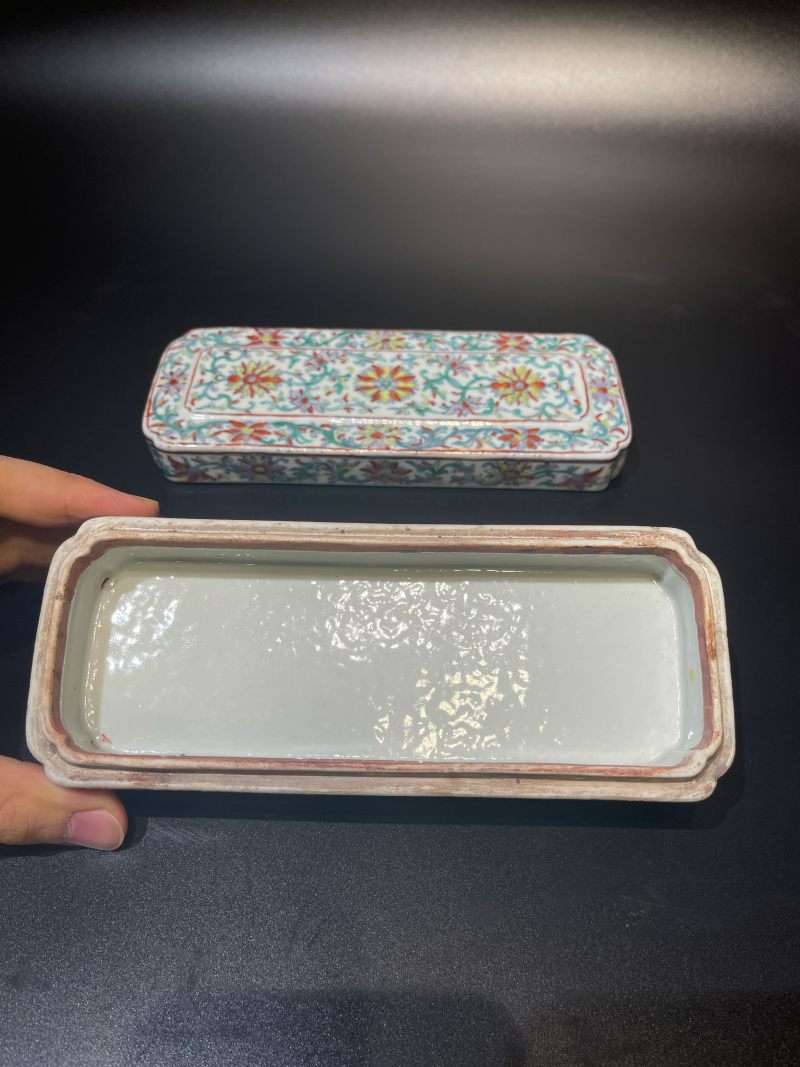清乾隆 斗彩缠枝莲纹长方文具盒 - 图6