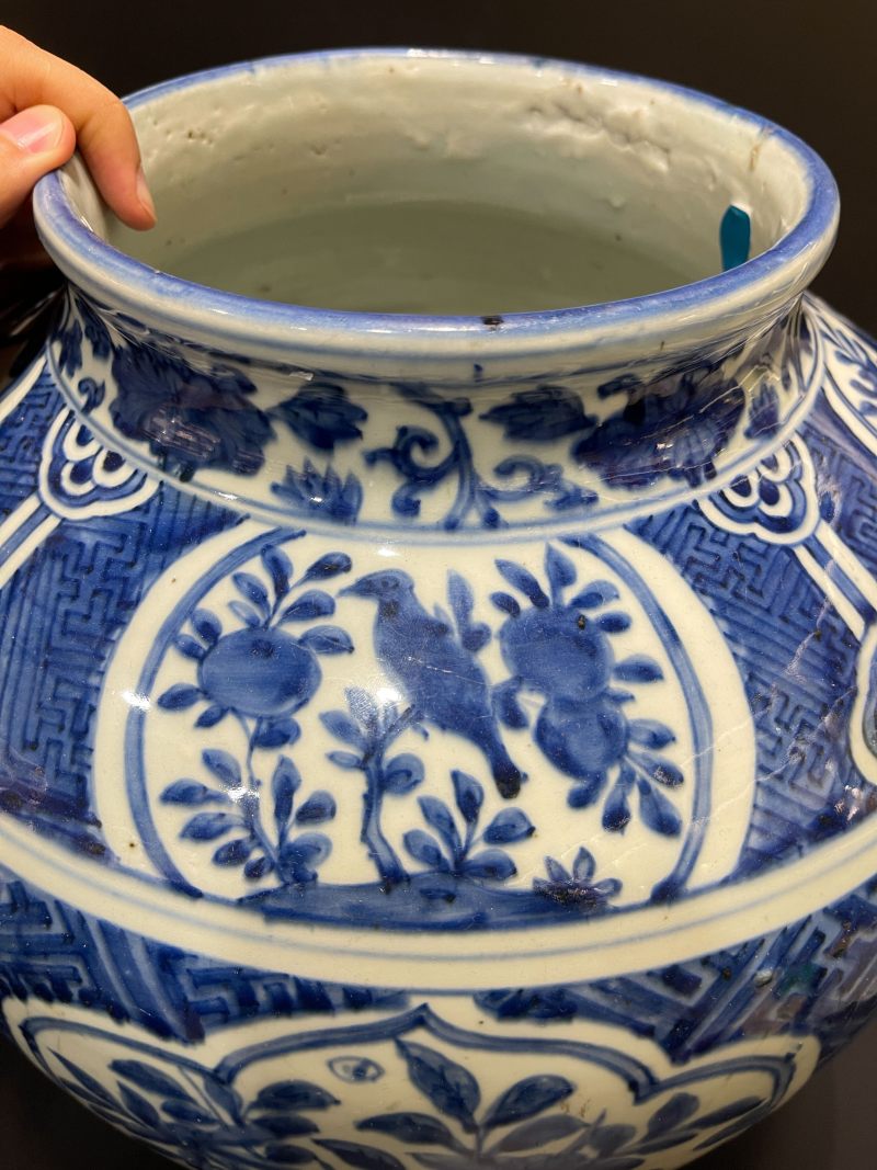 明万历 青花锦地开光花鸟纹大罐 - 图8