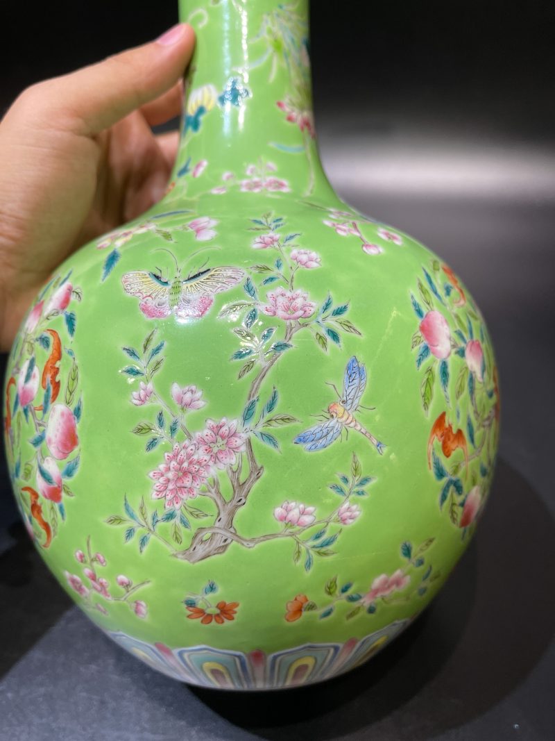 清中期 秋葵绿地洋彩蝠桃蝶恋花纹天球瓶 - 图8